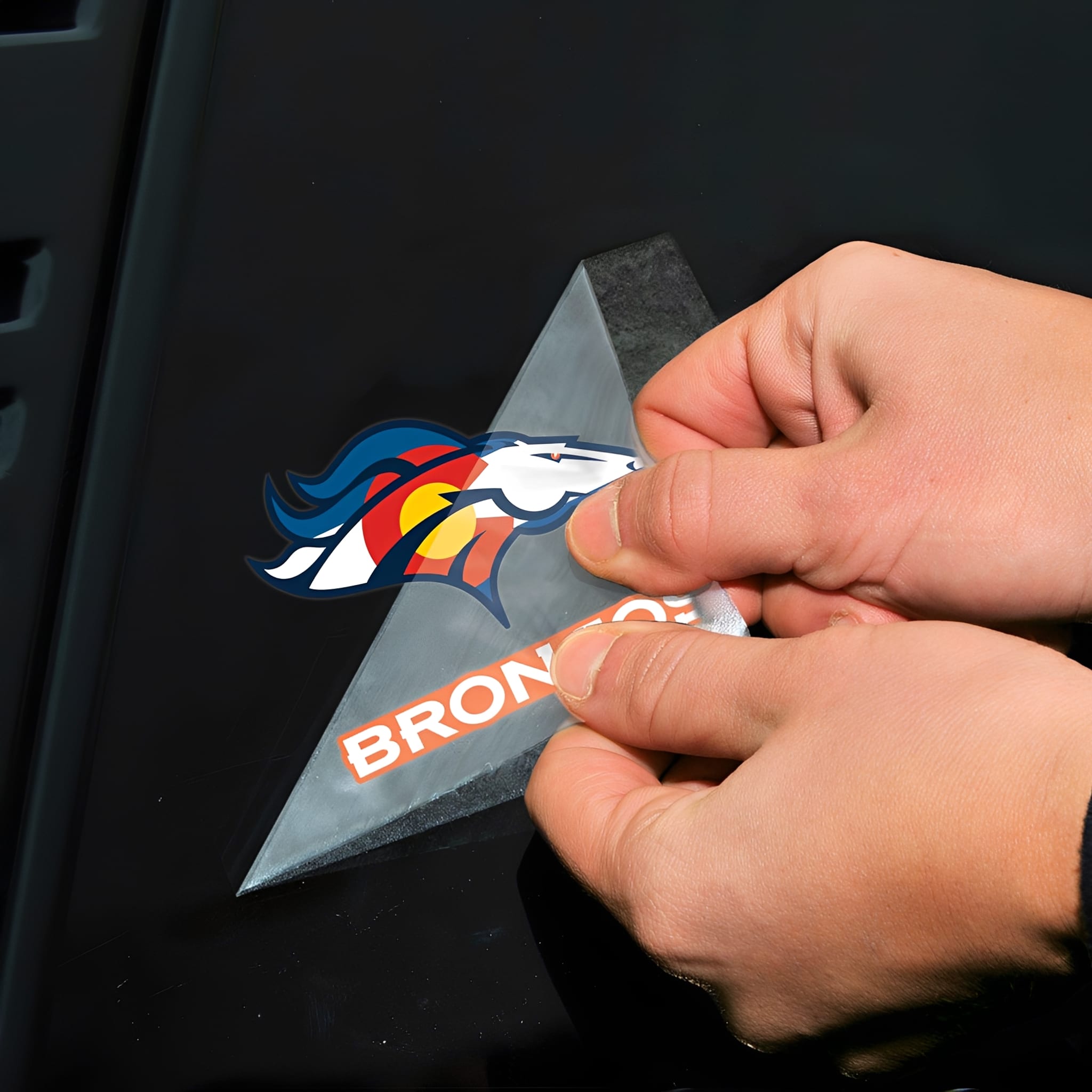 NFL Aufkleber Denver Broncos Perfect Cut Color Decal 4" x 4" - Anwendung