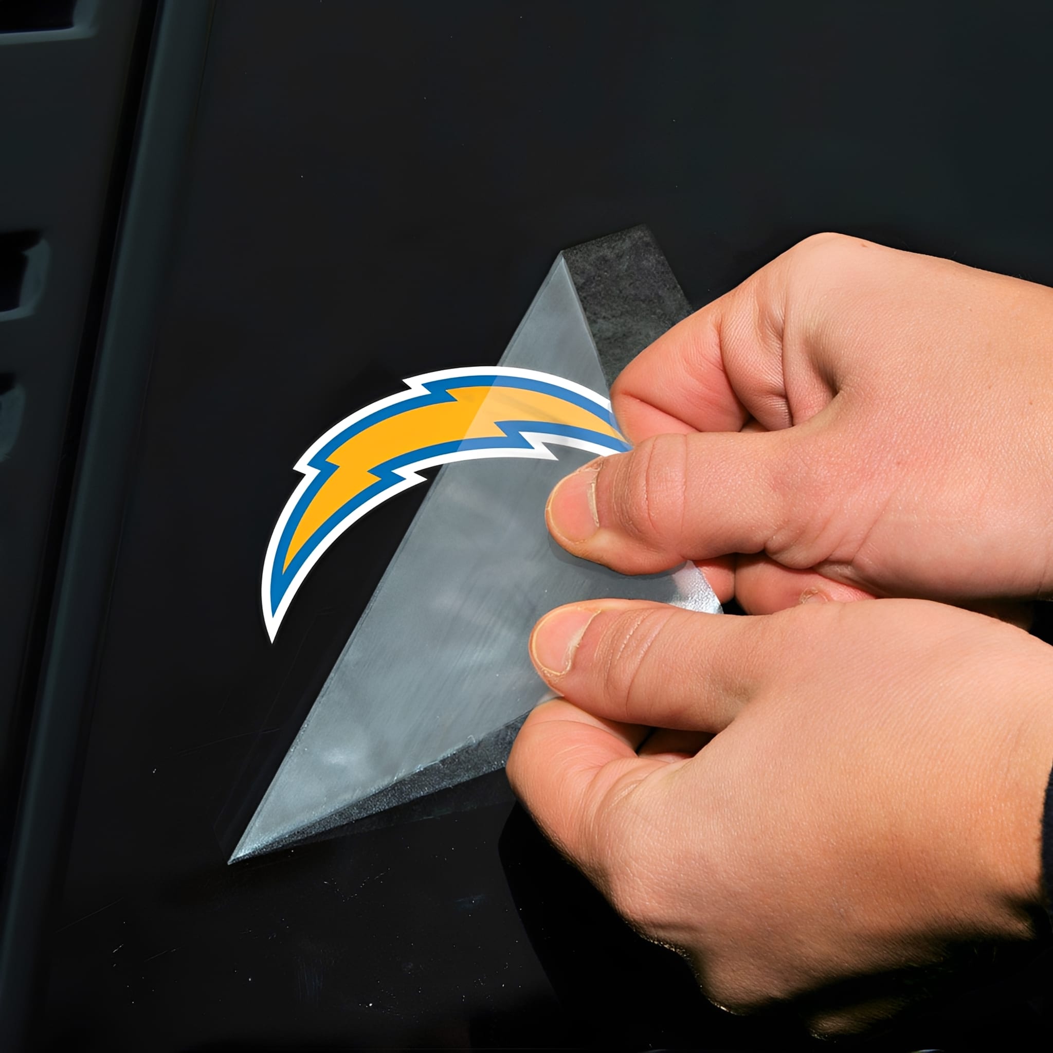 NFL Aufkleber Los Angeles Chargers Perfect Cut Color Decal 4" x 4" - Anwendung